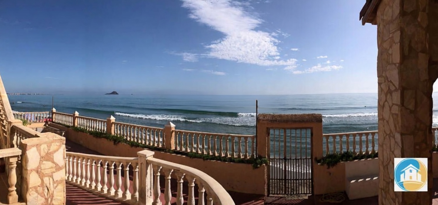 Chalet for sale with direct beach access in La Manga del Mar Menor — Sea terrace