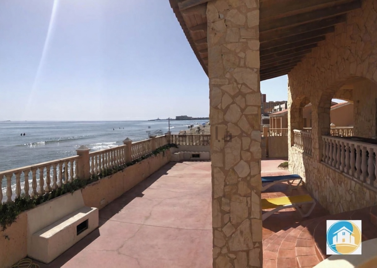 Chalet for sale with direct beach access in La Manga del Mar Menor — Sea terrace