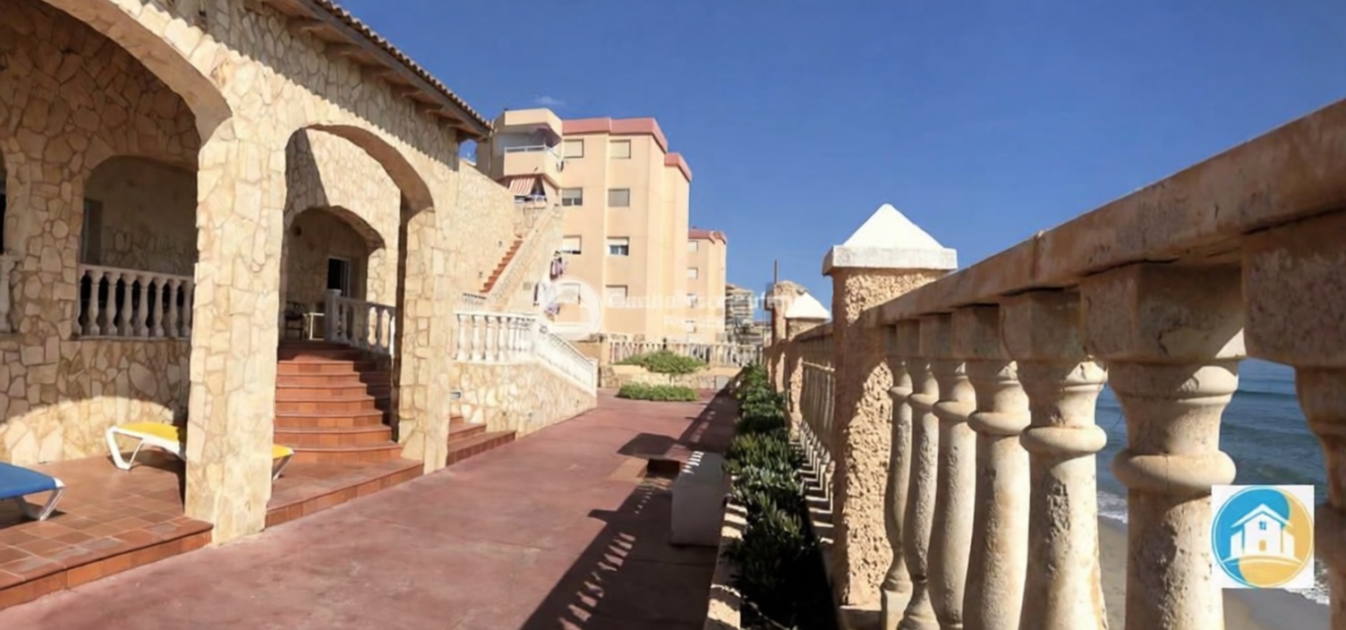 Chalet for sale with direct beach access in La Manga del Mar Menor — Sea terrace
