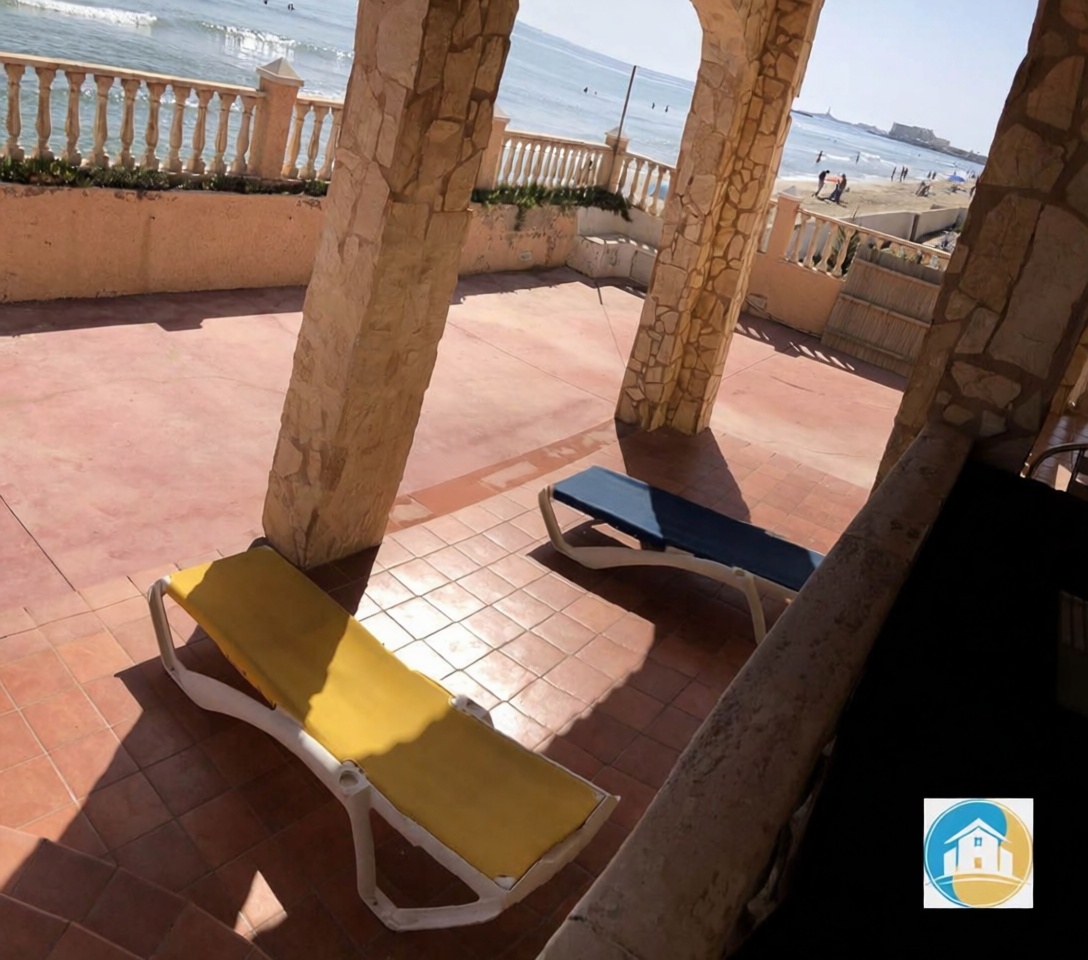 Chalet for sale with direct beach access in La Manga del Mar Menor — Sea terrace