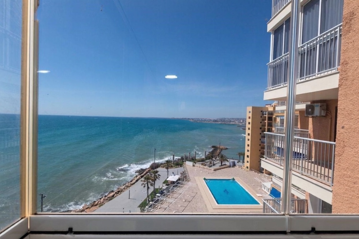 Piso en primera línea de playa en Torrevieja — Vista mar