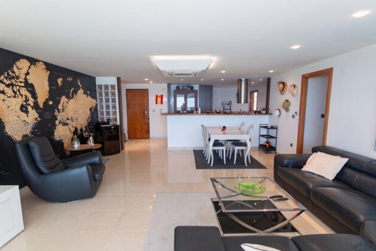 Piso en primera línea de playa en Torrevieja — Salón