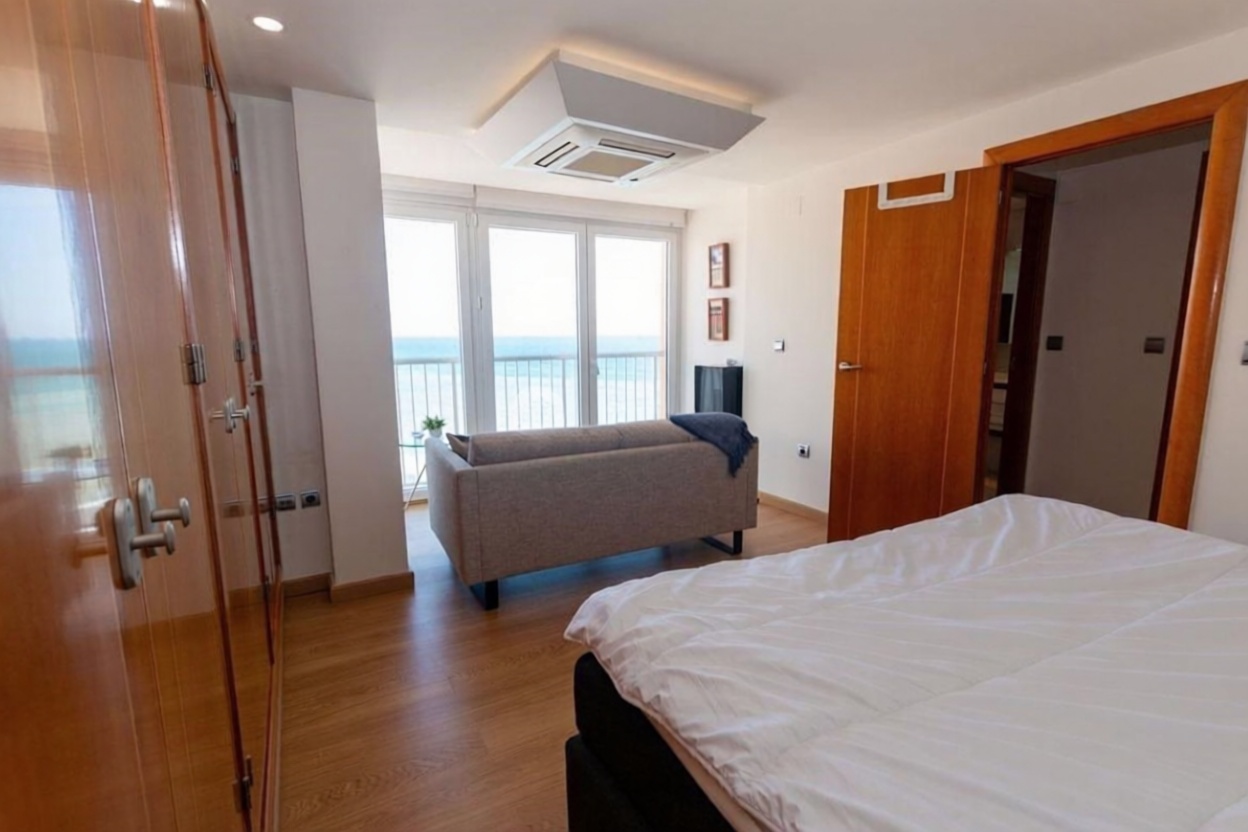 Piso en primera línea de playa en Torrevieja — Dormitorio