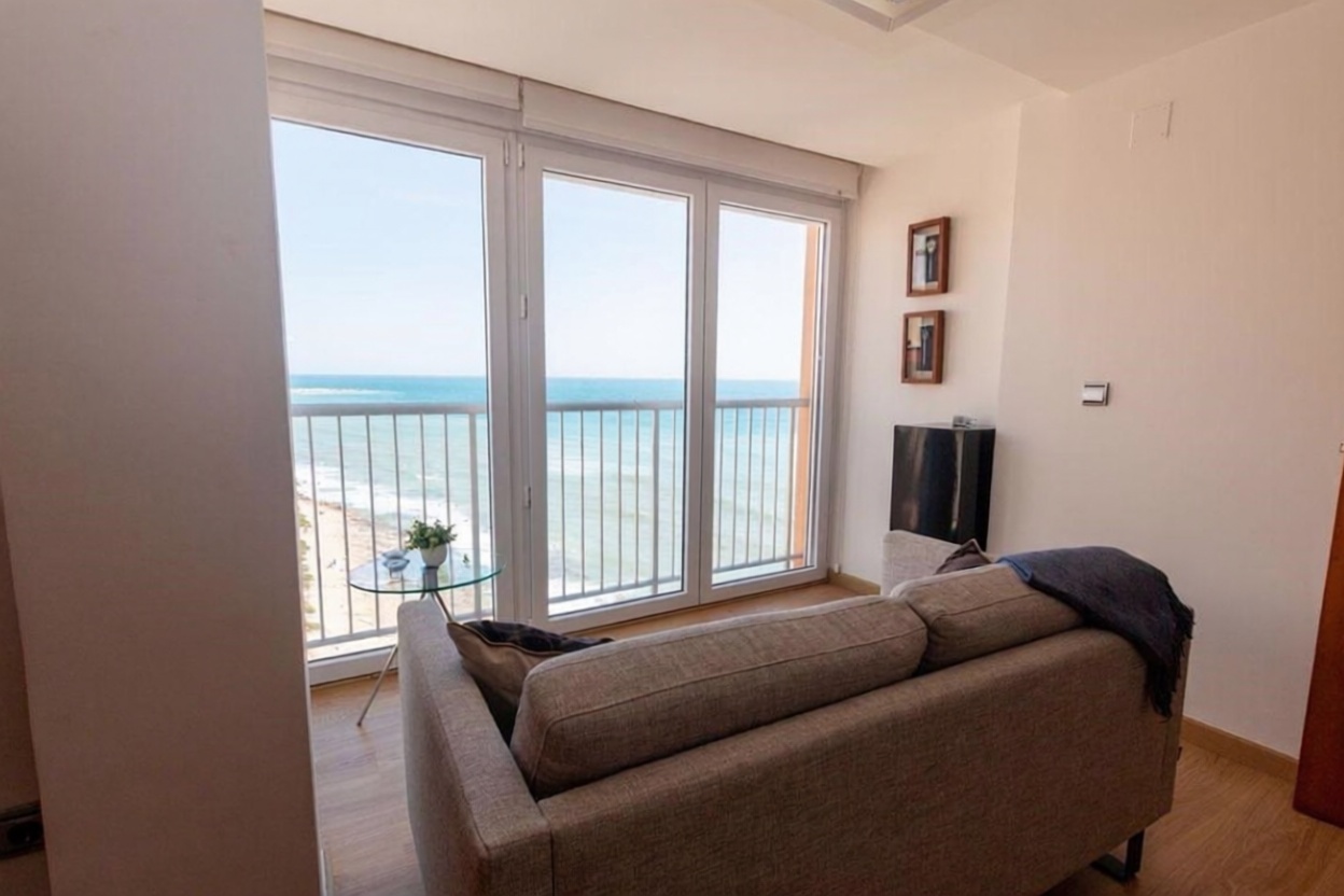 Piso en primera línea de playa en Torrevieja — Dormitorio