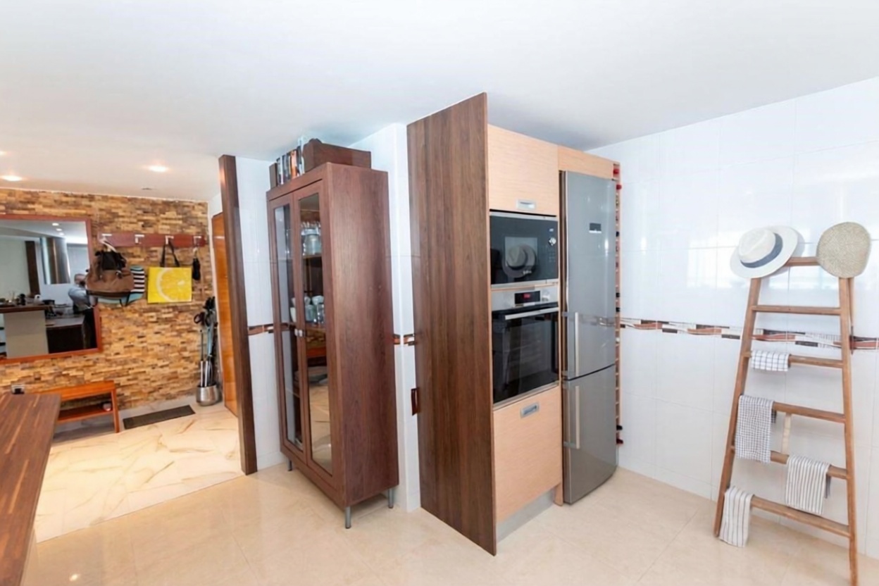 Piso en primera línea de playa en Torrevieja — Cocina