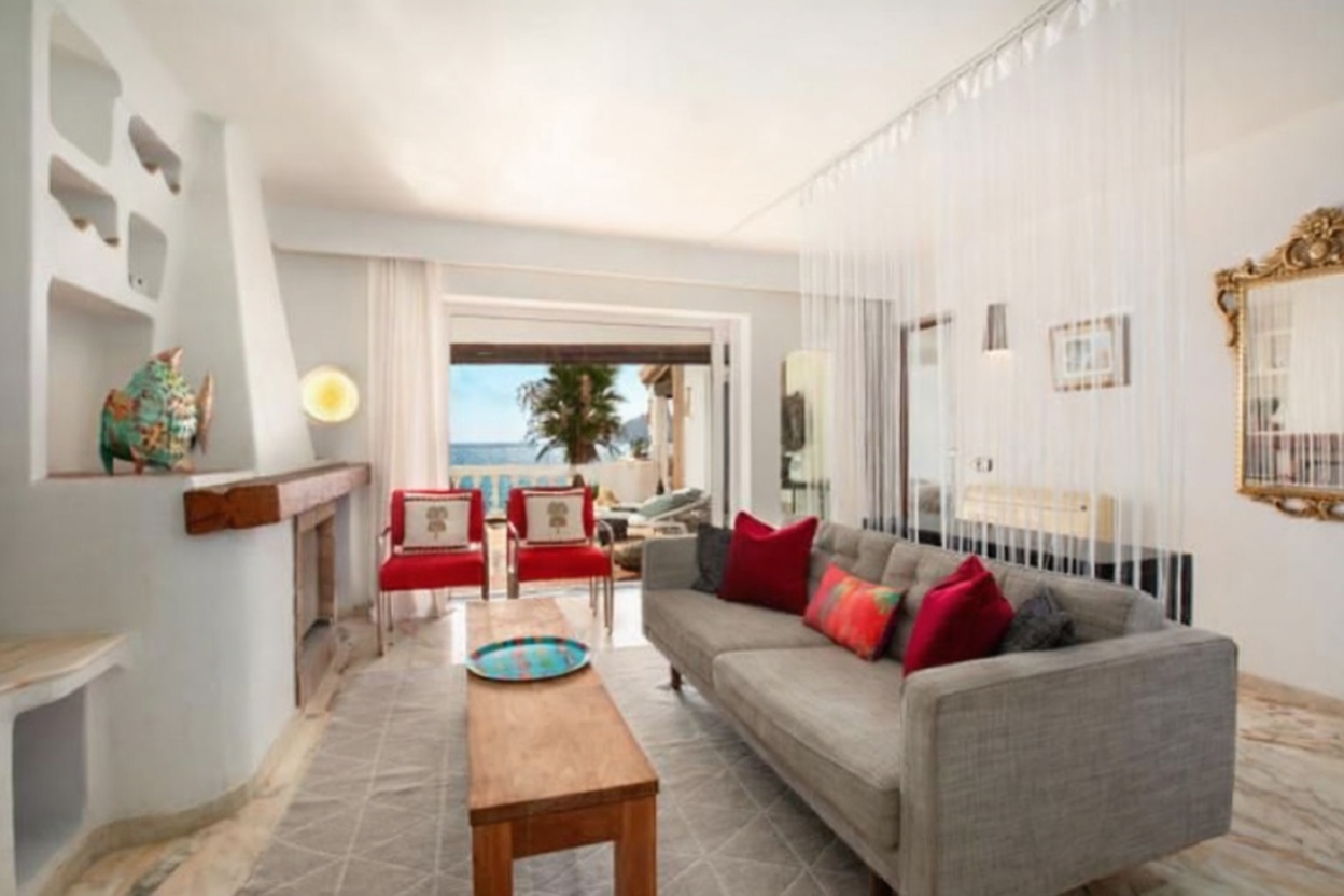 Piso en venta en primera línea de playa en Calvià — Salón