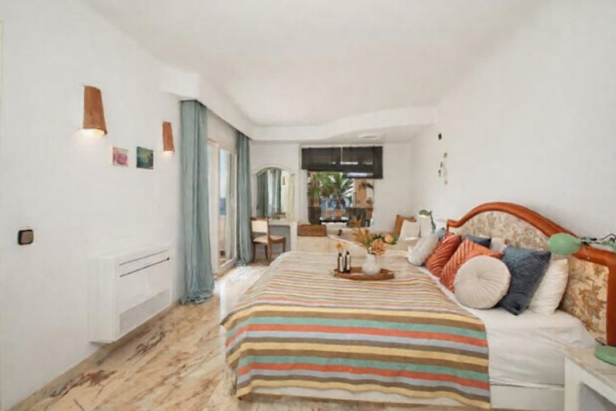 Piso en venta en primera línea de playa en Calvià — Dormitorio