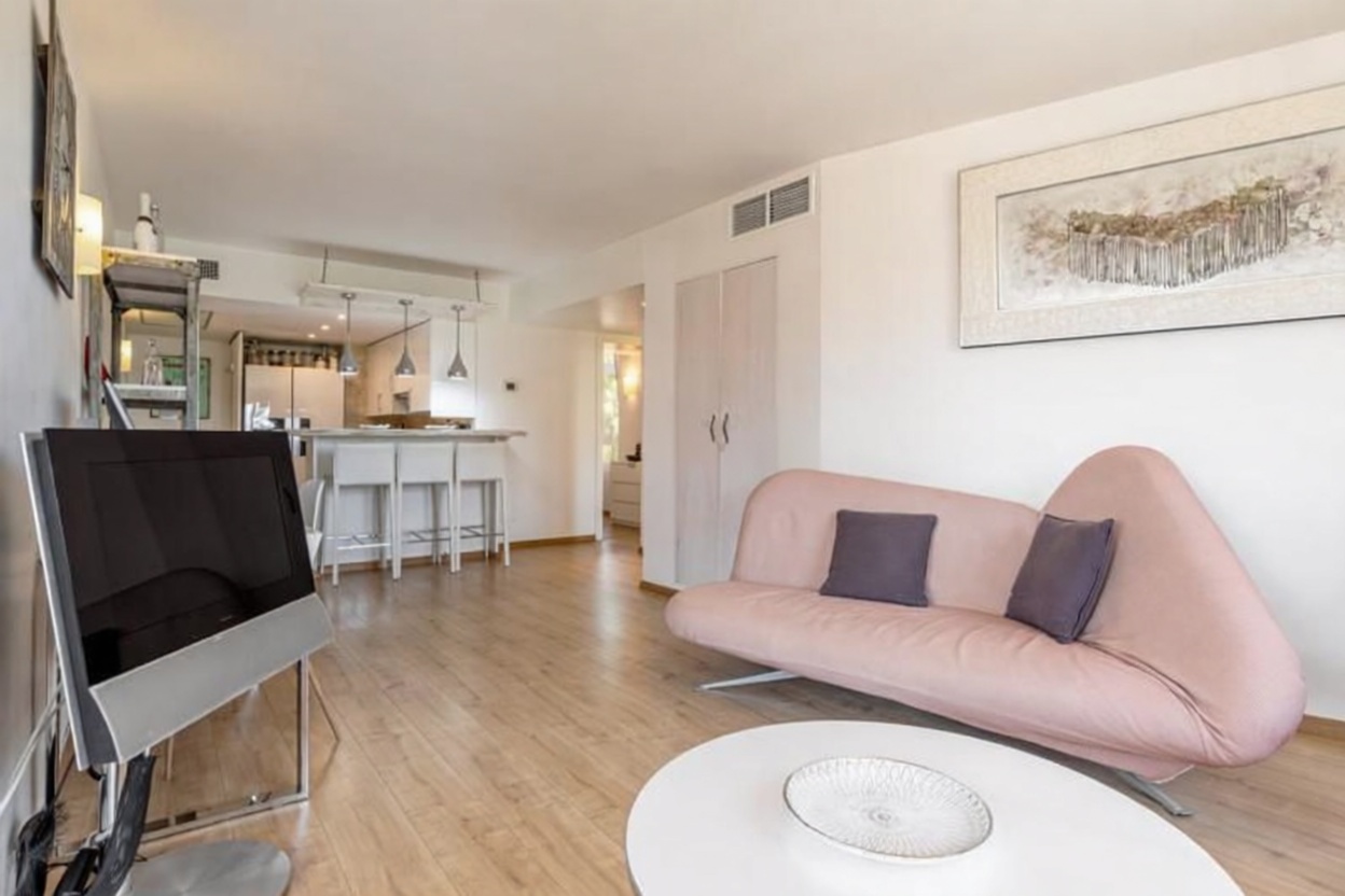 Wohnung zum Verkauf in direkter Strandlage in Calvià — Wohnzimmer