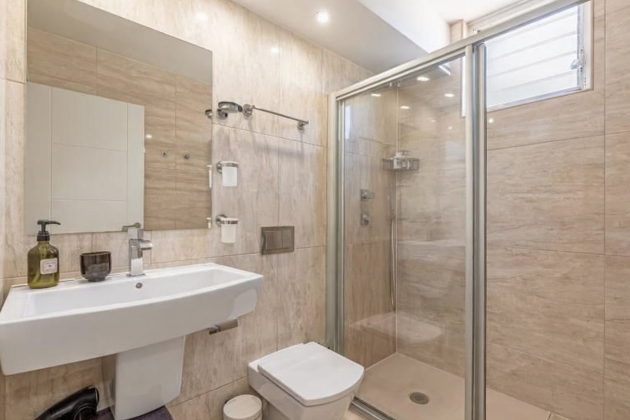 Wohnung zum Verkauf in direkter Strandlage in Calvià — Bad
