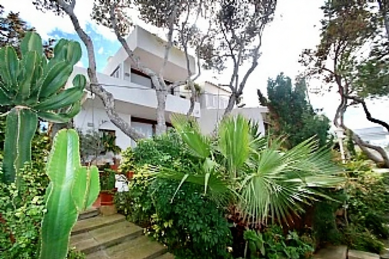 Chalet en venta con acceso directo a la playa en Llucmajor — Fachada