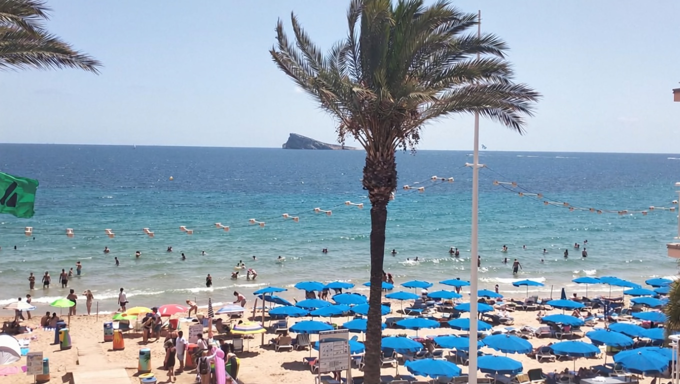 Piso en primera línea de playa en Benidorm — Vista mar