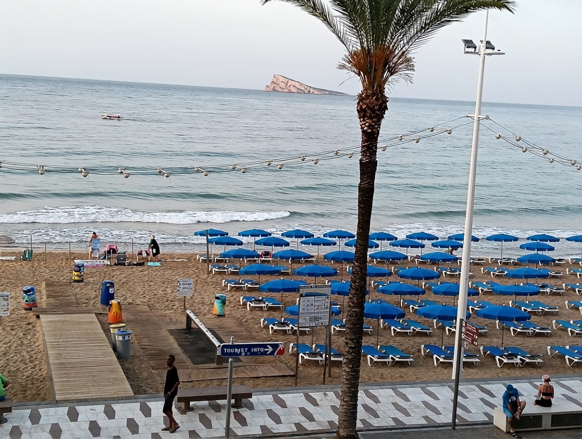 Piso en primera línea de playa en Benidorm — Vista mar