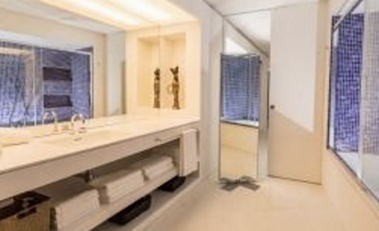 Piso en venta en primera línea de playa en Eivissa — Baño