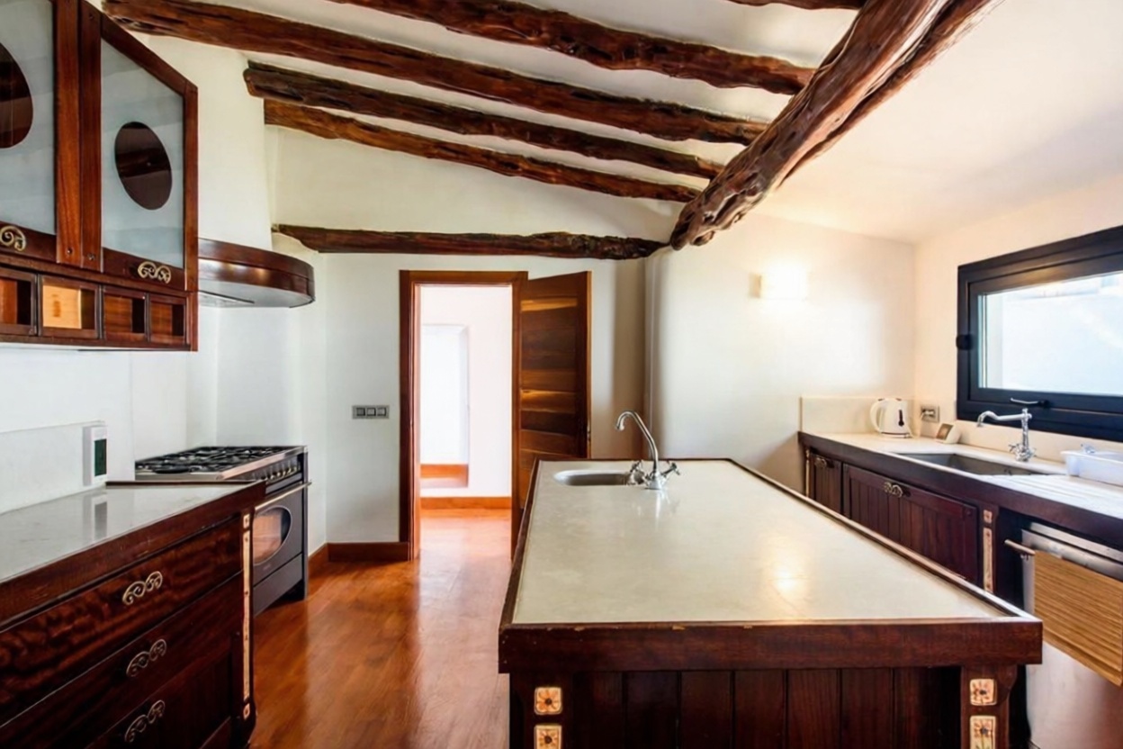 Chalet à vendre avec accès direct à la plage à Santa Eulalia del Río — Cuisine