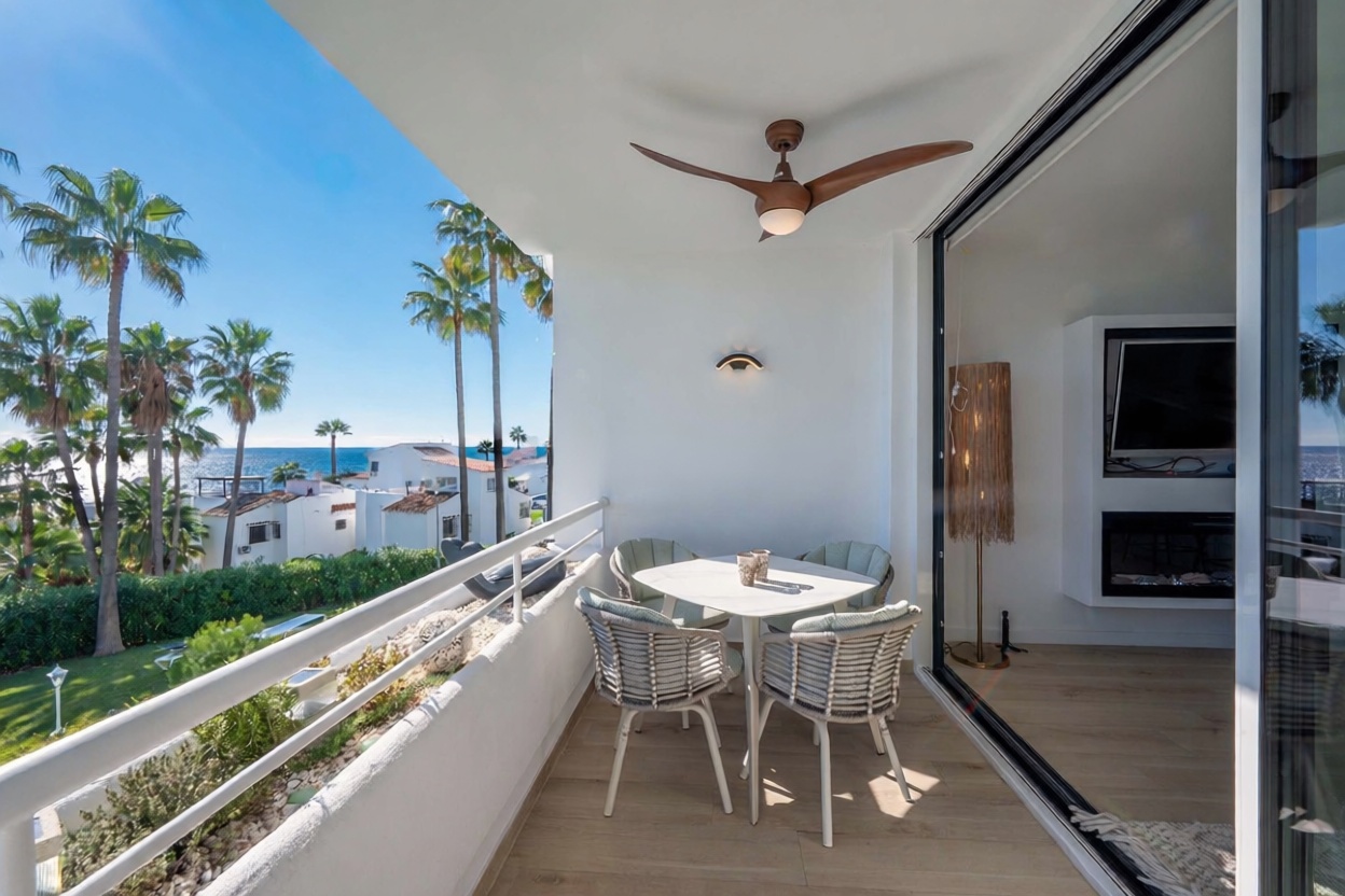 Piso en venta en primera línea de playa en Mijas — Terraza mar