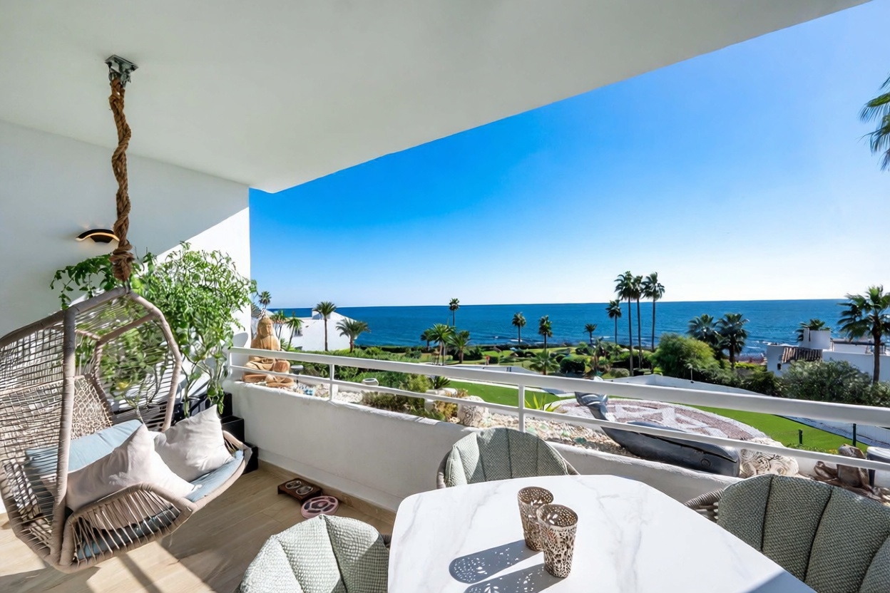 Piso en venta en primera línea de playa en Mijas