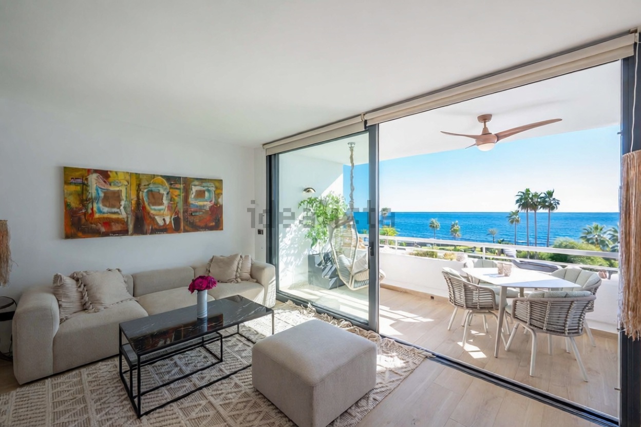 Piso en venta en primera línea de playa en Mijas — Salón