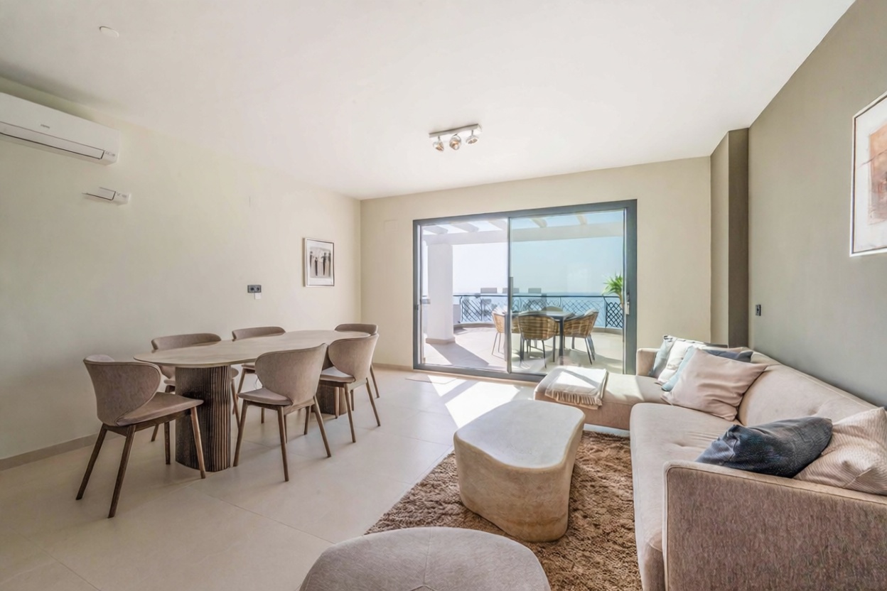 Grenier aménagé à vendre en première ligne de mer à Mijas — Séjour