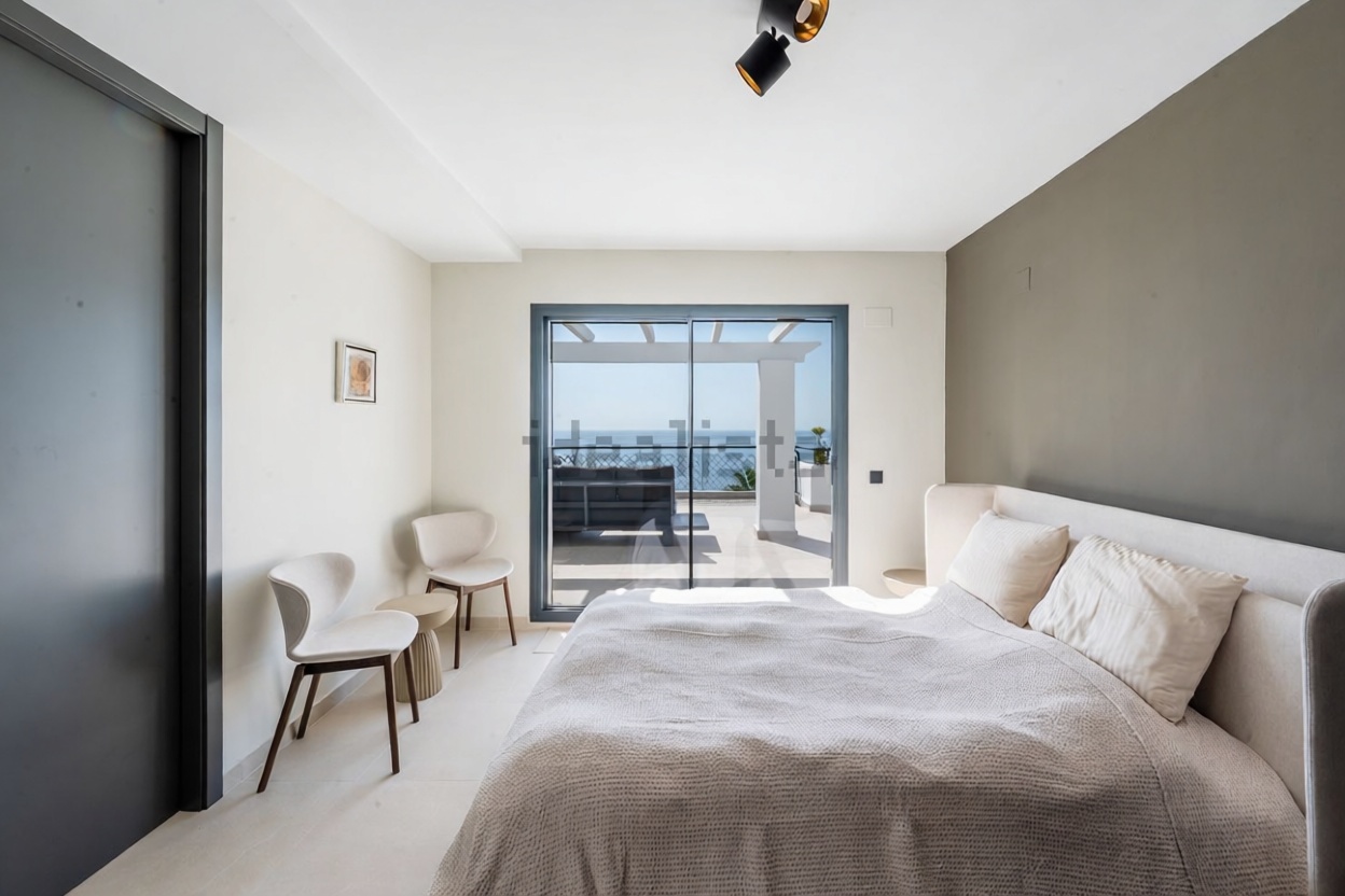 Grenier aménagé à vendre en première ligne de mer à Mijas — Chambre