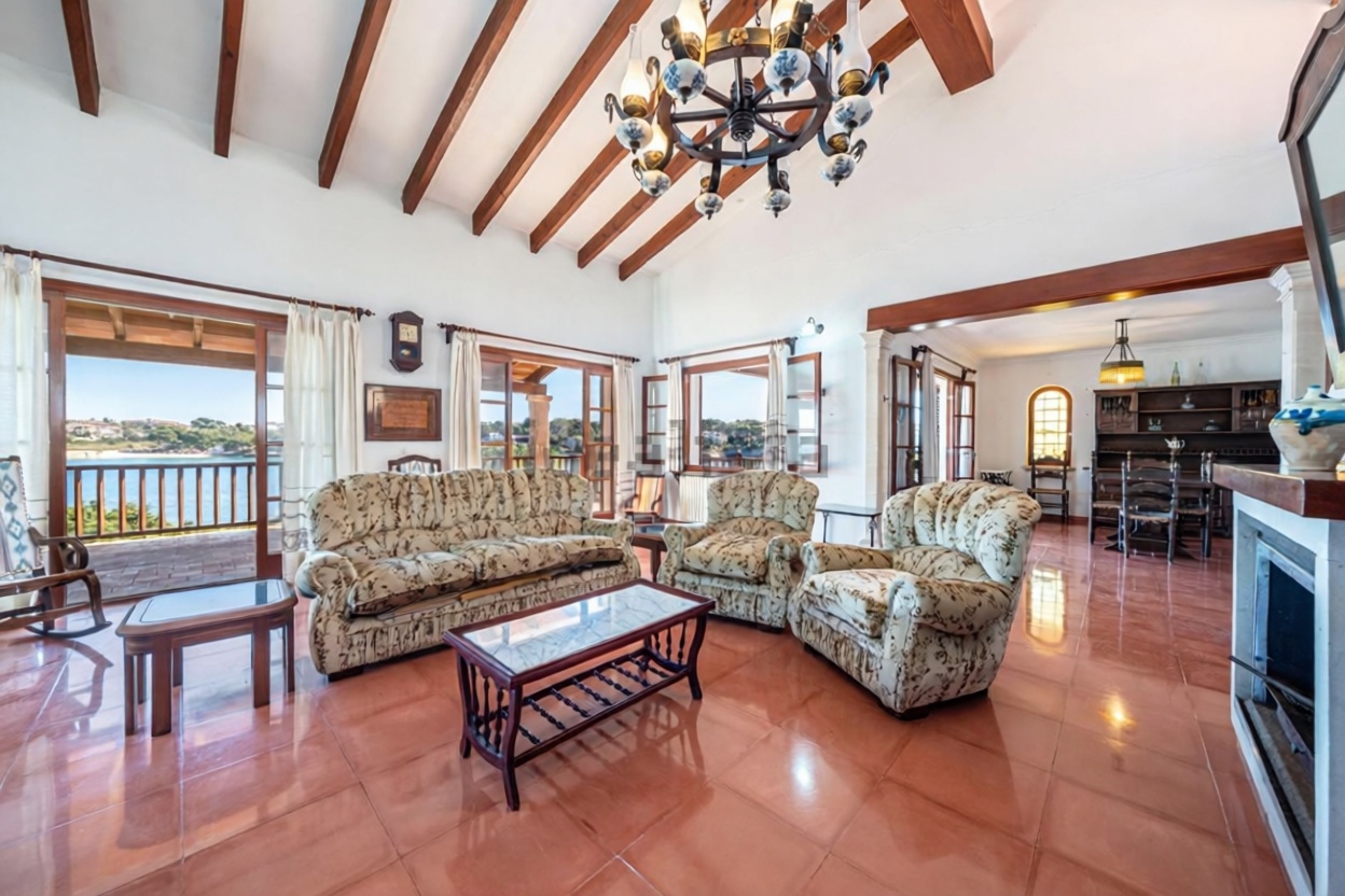 Chalet for sale with direct beach access in Felanitx — Living room