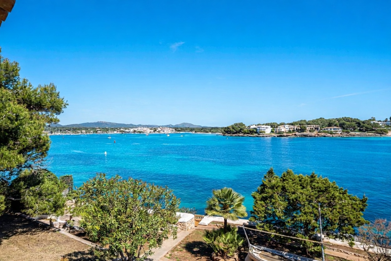 Chalet for sale with direct beach access in Felanitx — Bedroom