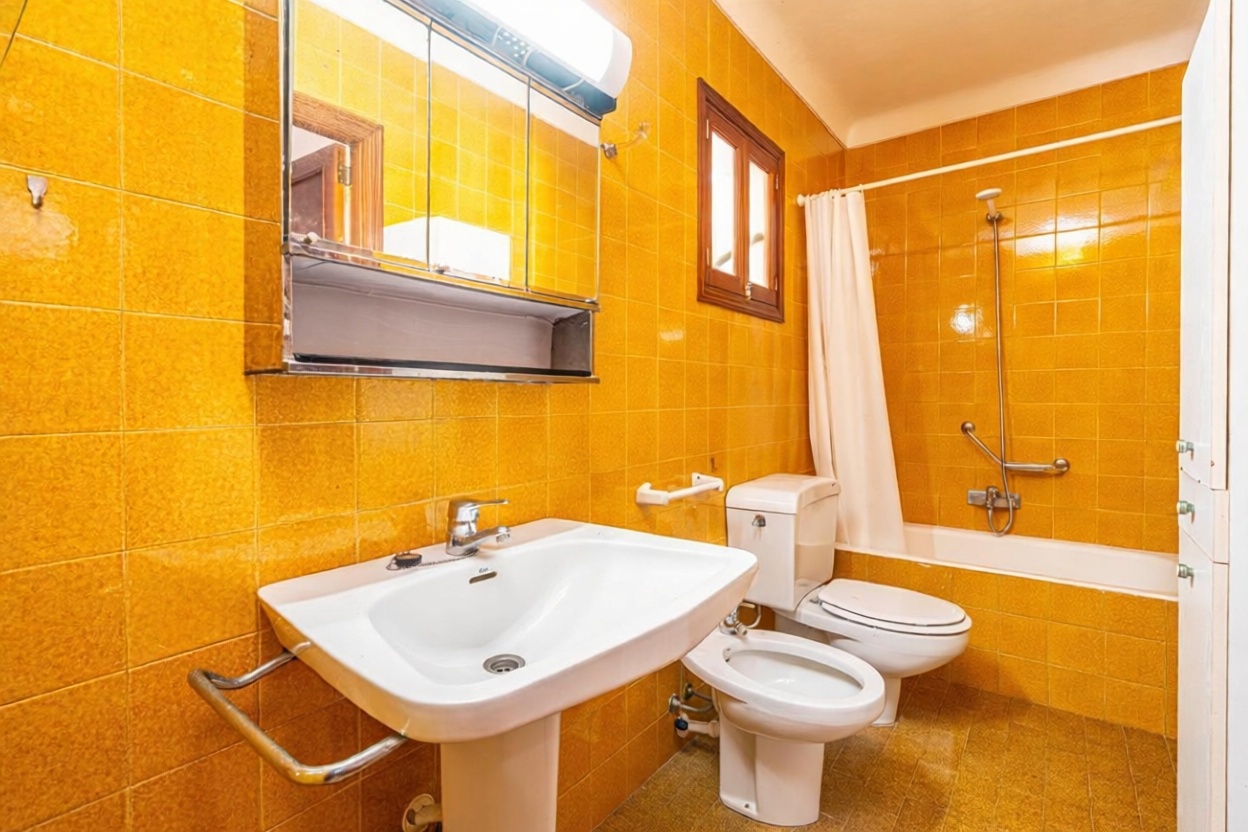 Chalet for sale with direct beach access in Felanitx — Bedroom