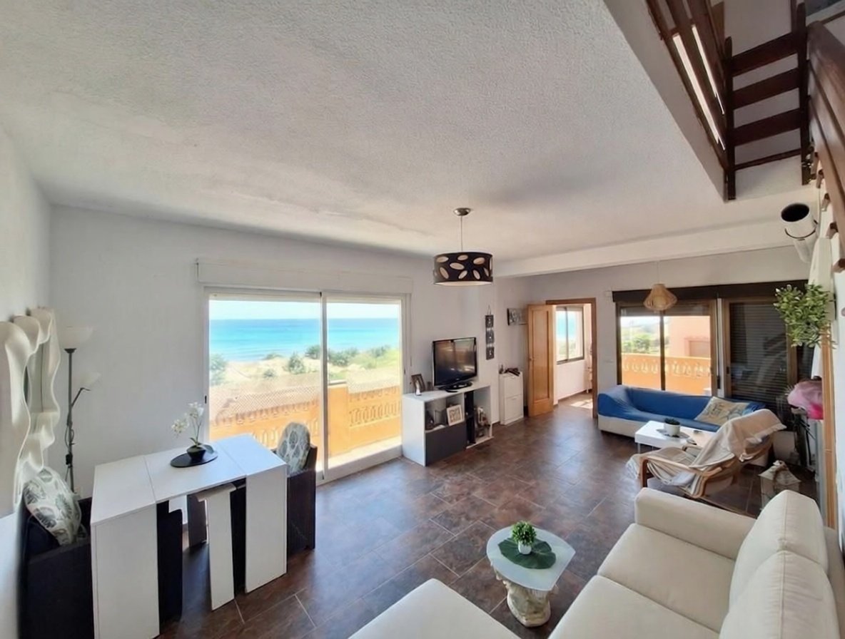 Chalet en venta con acceso directo a la playa en Sueca — Salón