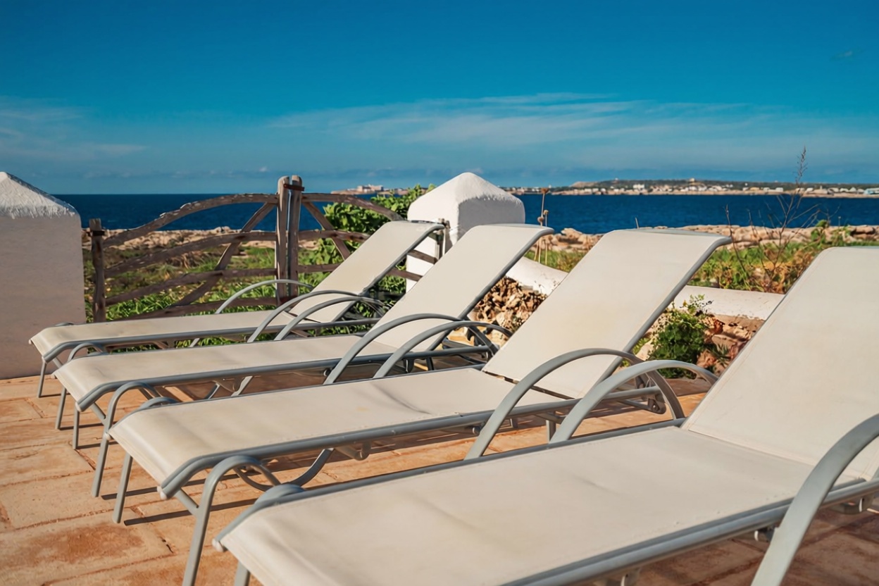 Chalet with direct beach access in Ciutadella — Living room