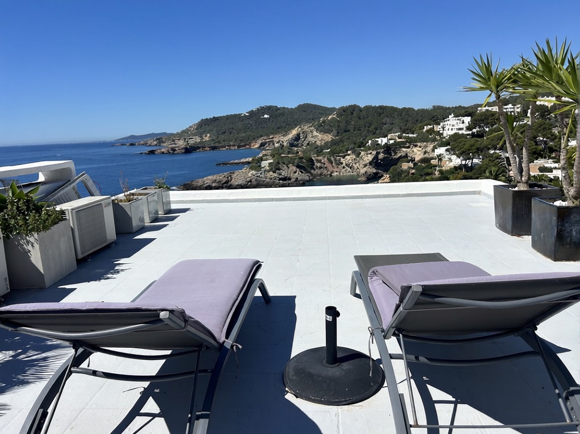 Chalet with direct beach access in Santa Eulalia del Río — Discard