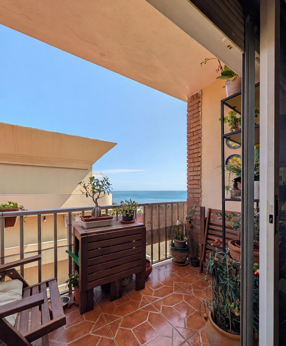 Piso en venta en primera línea de playa en Estepona — Terraza mar