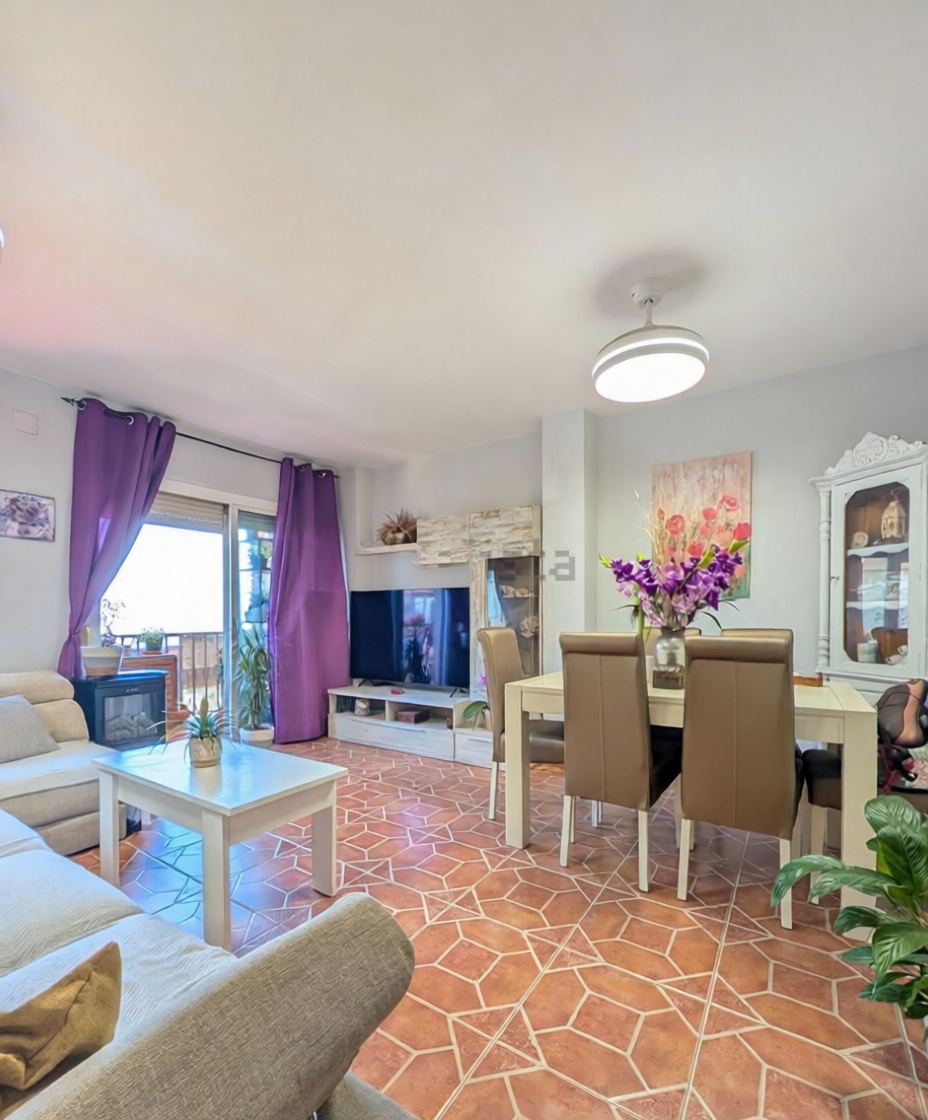 Piso en venta en primera línea de playa en Estepona — Salón