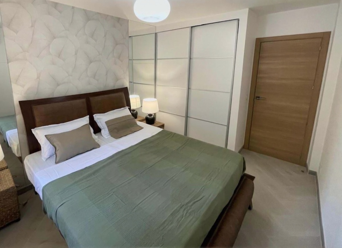Piso en primera línea de playa en Estepona — Dormitorio