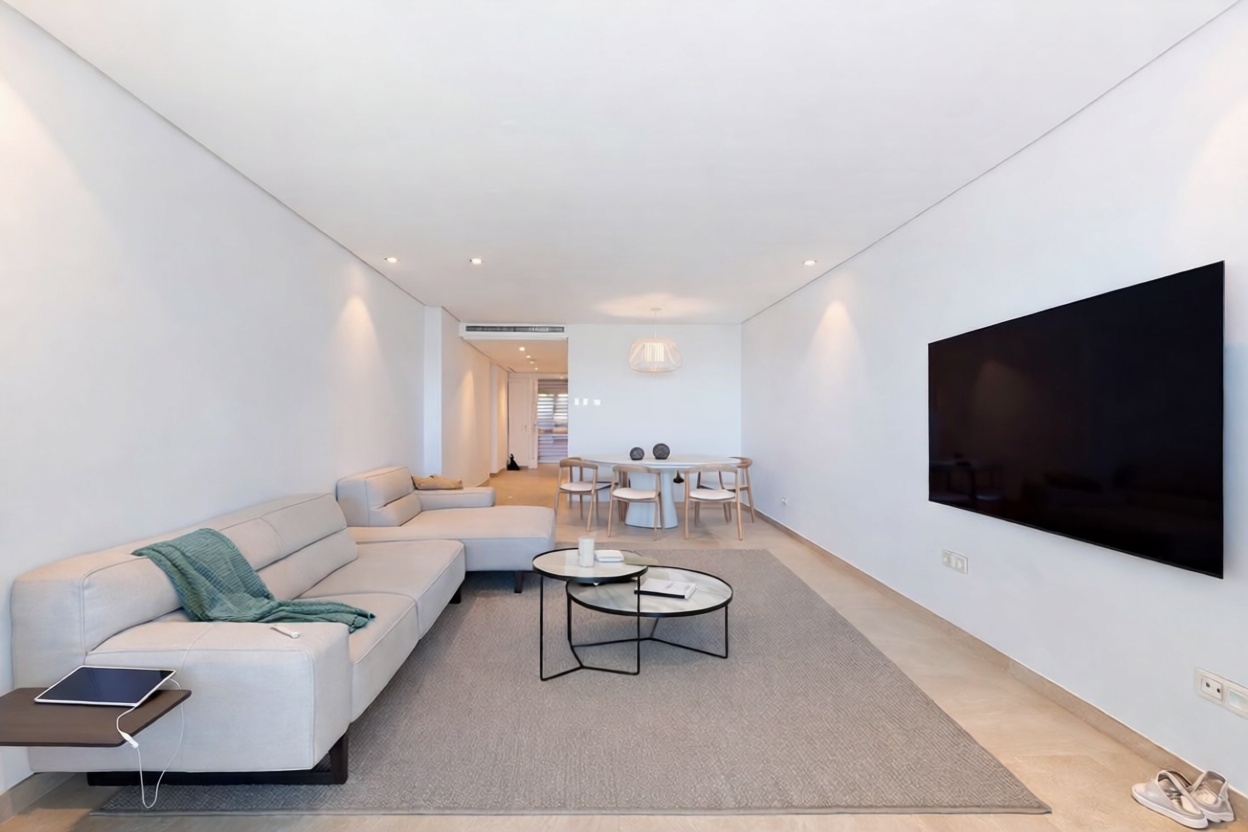 Apartamento à venda pé na areia em Estepona — Sala