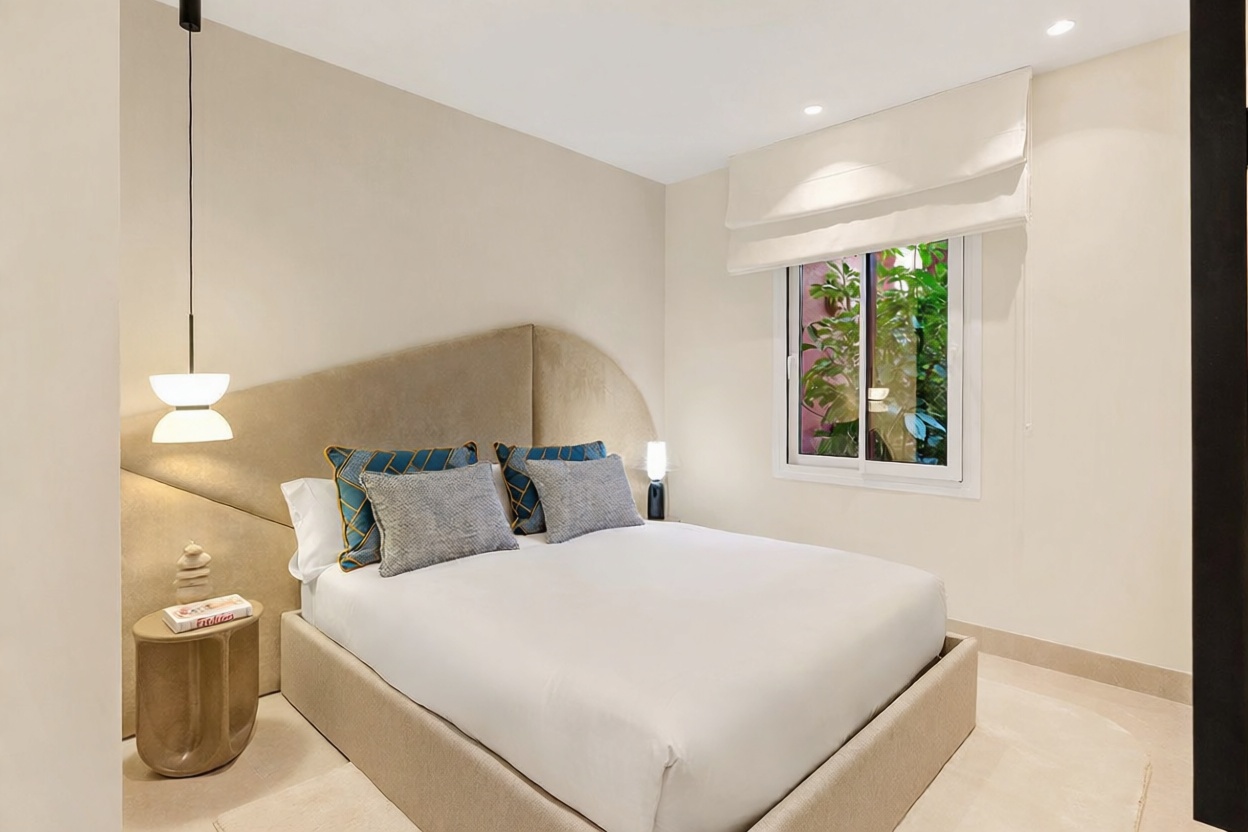Piso en venta en primera línea de playa en Estepona — Dormitorio