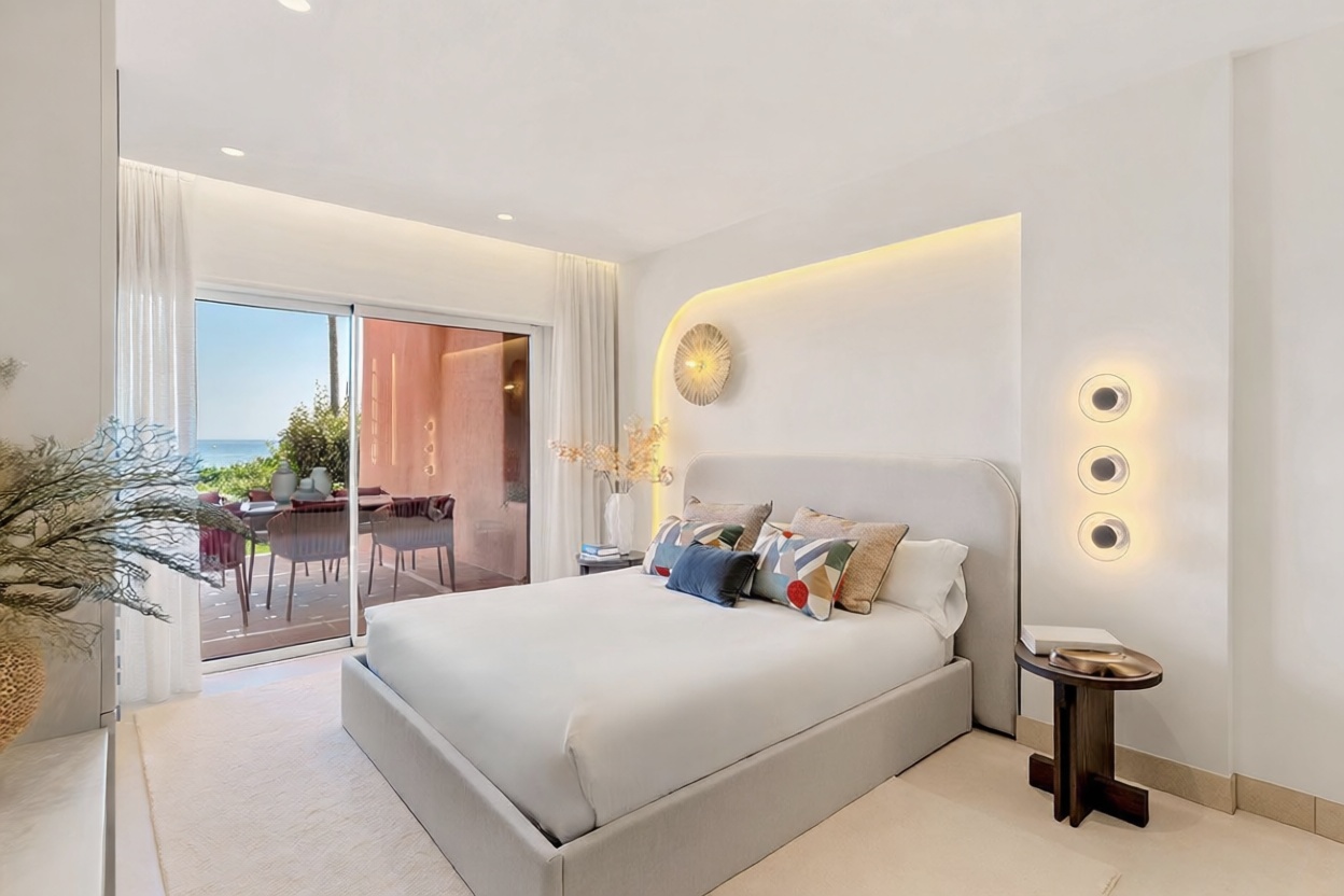 Piso en venta en primera línea de playa en Estepona — Dormitorio