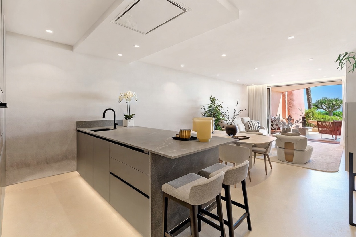 Piso en venta en primera línea de playa en Estepona — Cocina