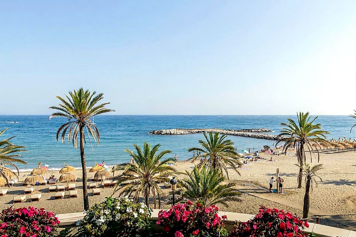 Flat for sale frontline beach in Marbella — Sea view