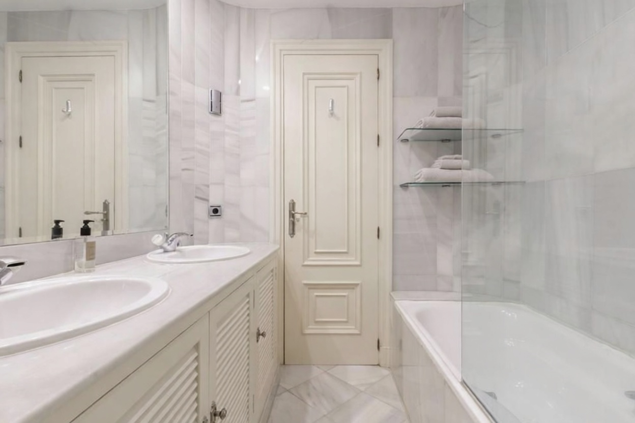 Flat for sale frontline beach in Marbella — Bedroom