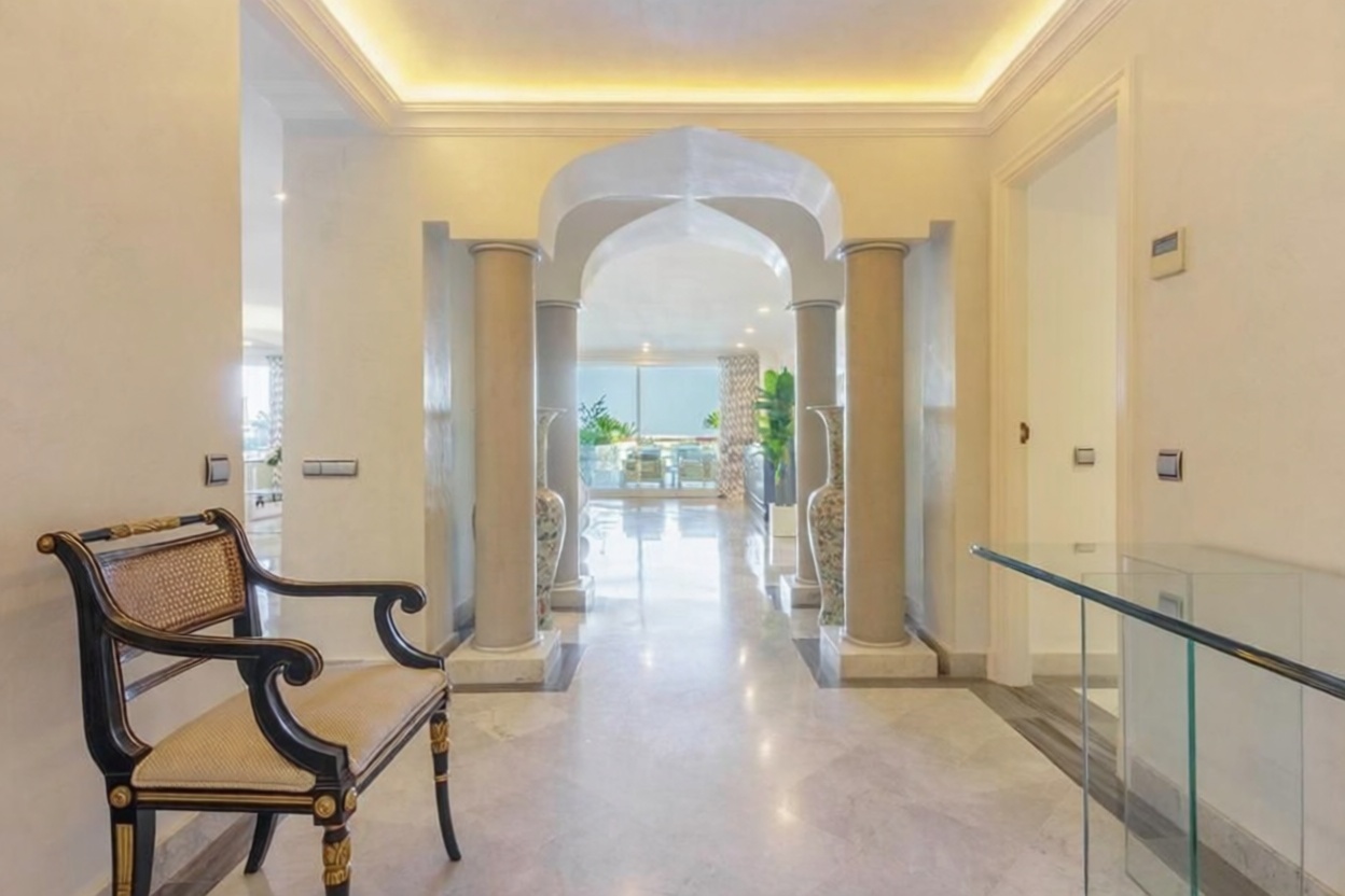 Flat for sale frontline beach in Marbella — Living room