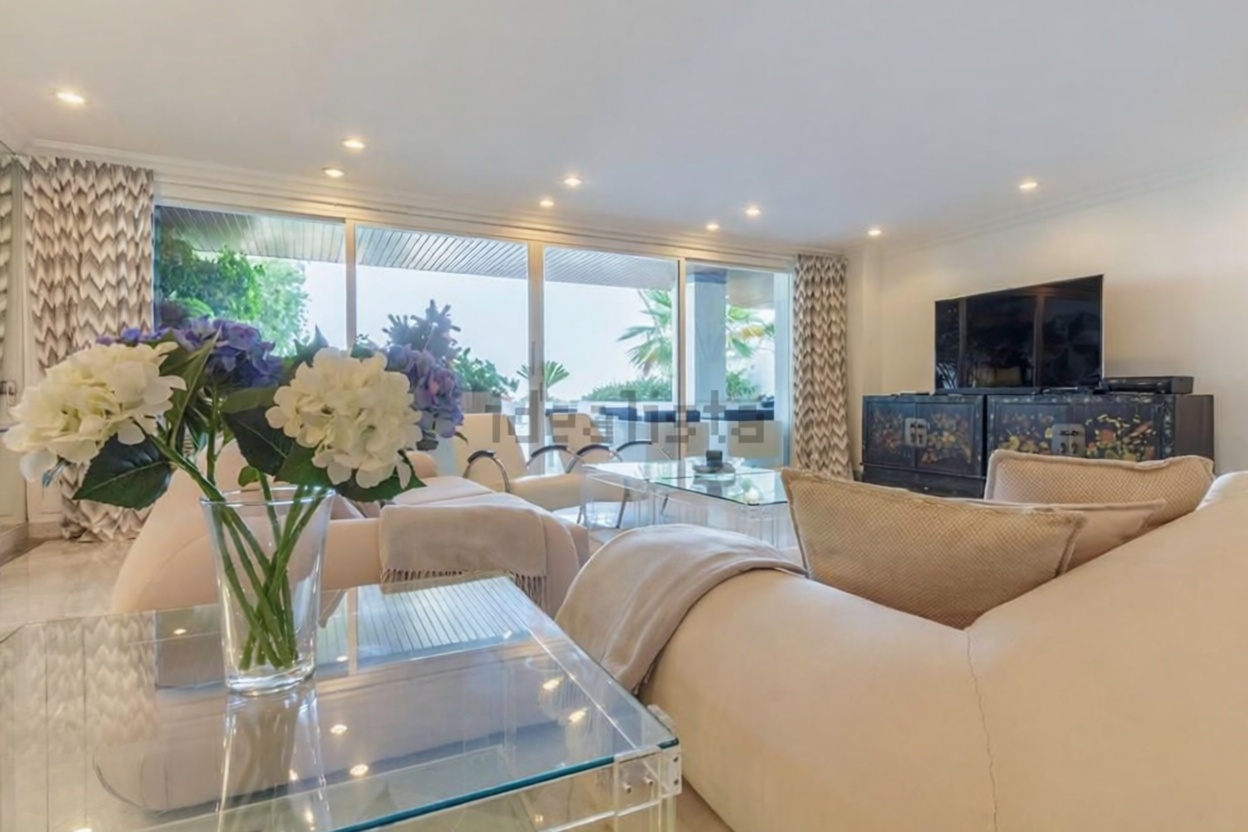 Flat for sale frontline beach in Marbella — Bedroom