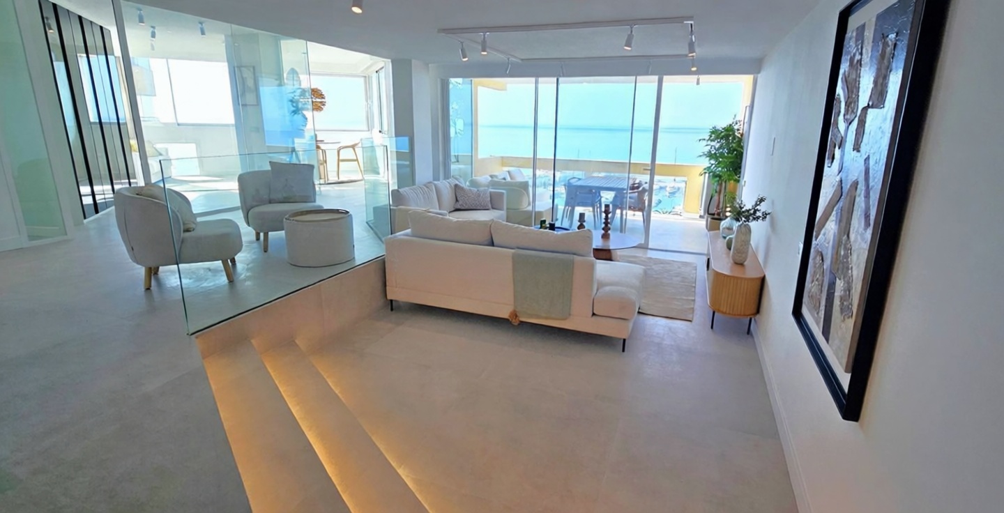 Квартира на продажу на первой линии пляжа в Marbella — Гостиная