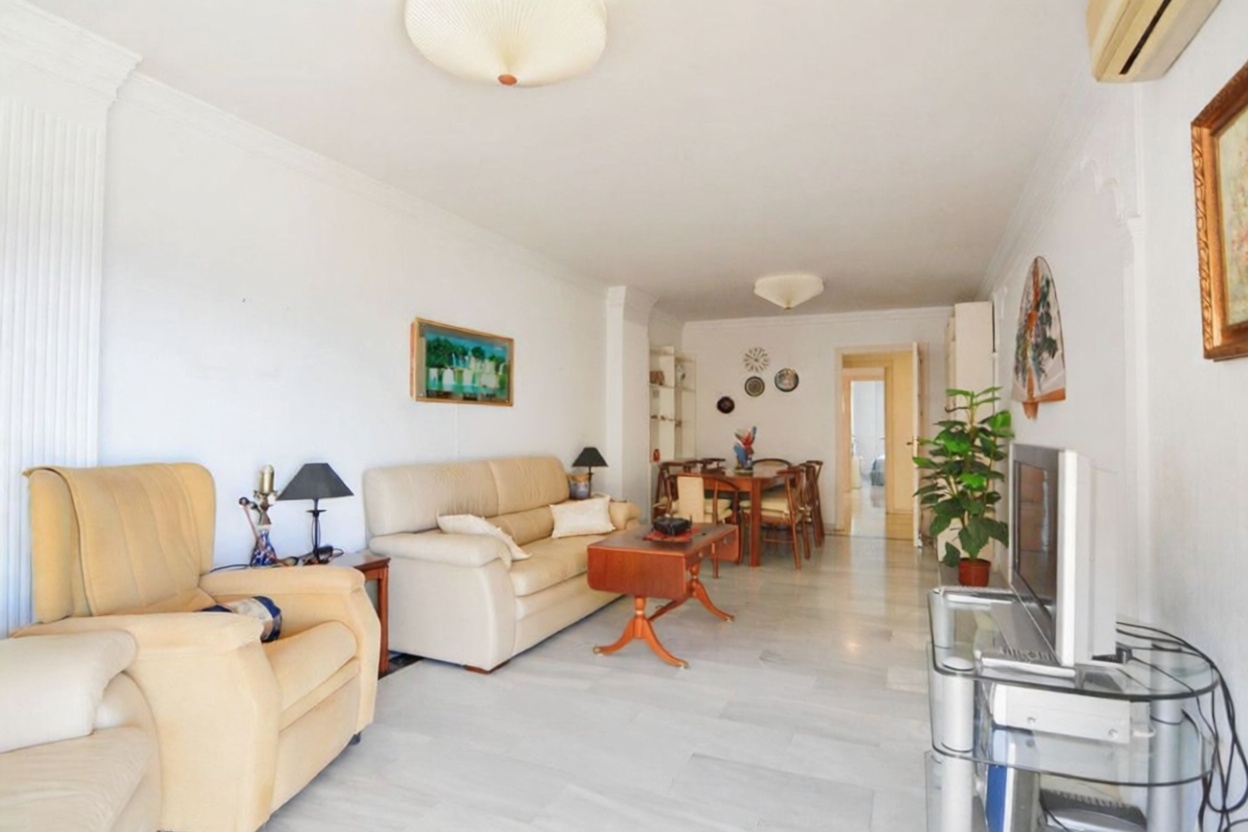 Piso en venta en primera línea de playa en Fuengirola — Salón