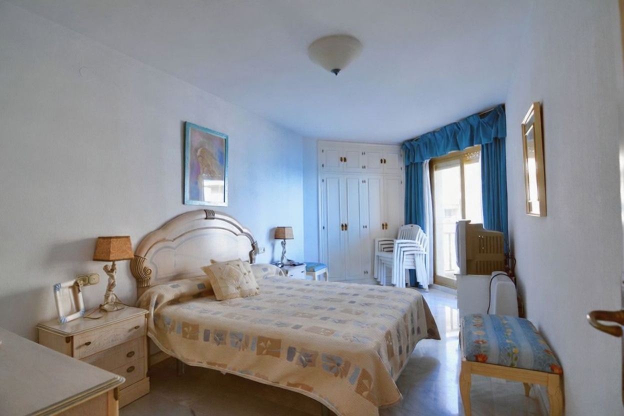 Piso en venta en primera línea de playa en Fuengirola — Dormitorio