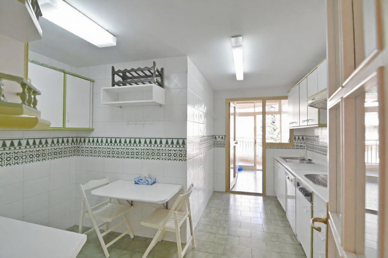 Piso en venta en primera línea de playa en Fuengirola — Cocina