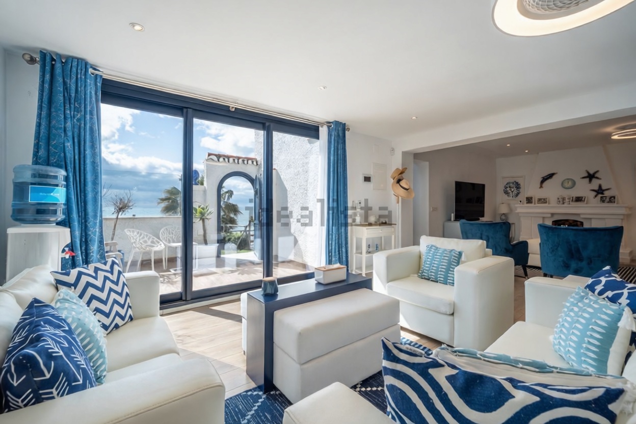 Chalet avec accès direct à la plage à Estepona — Séjour