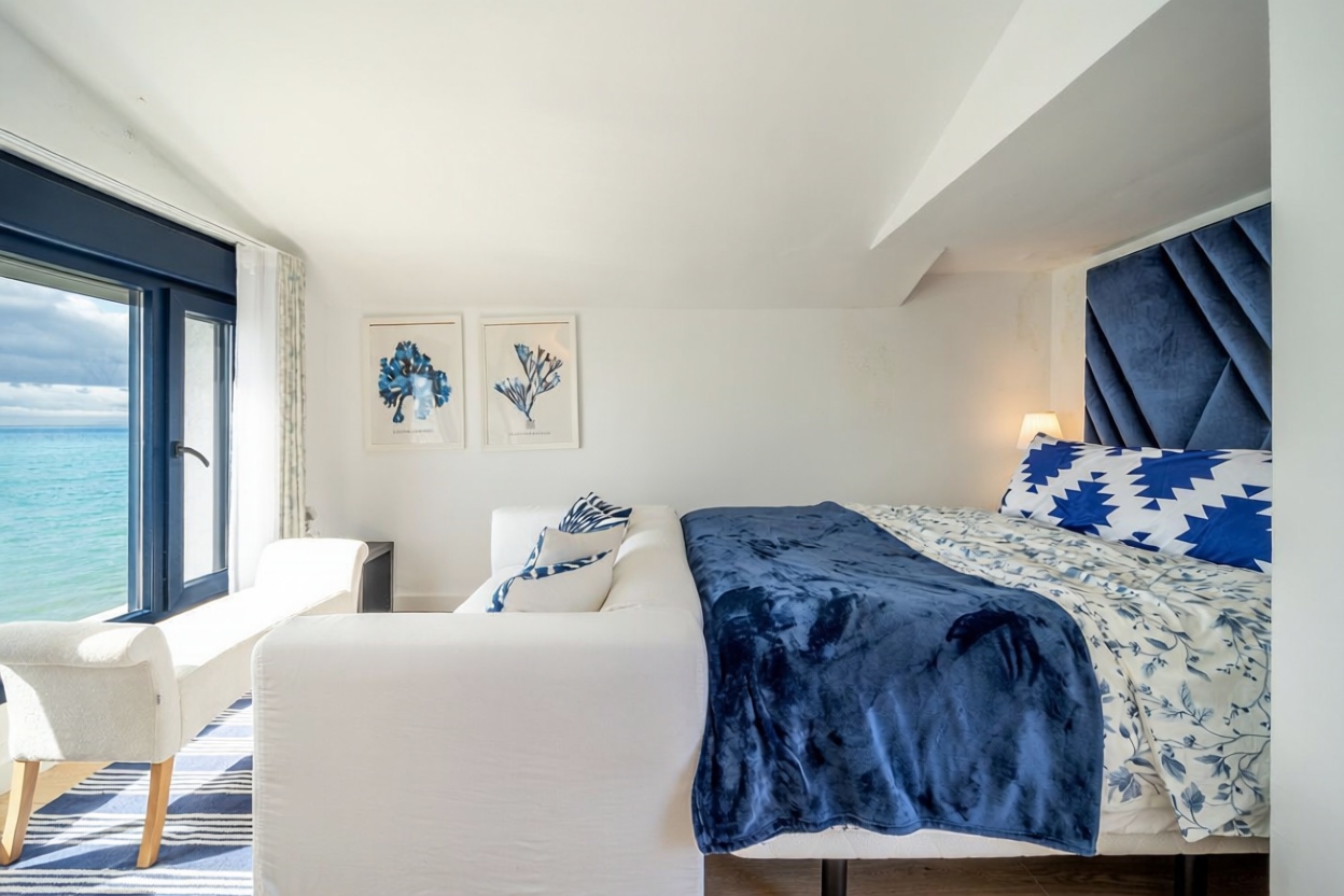 Chalet con acceso directo a playa en Estepona — Dormitorio