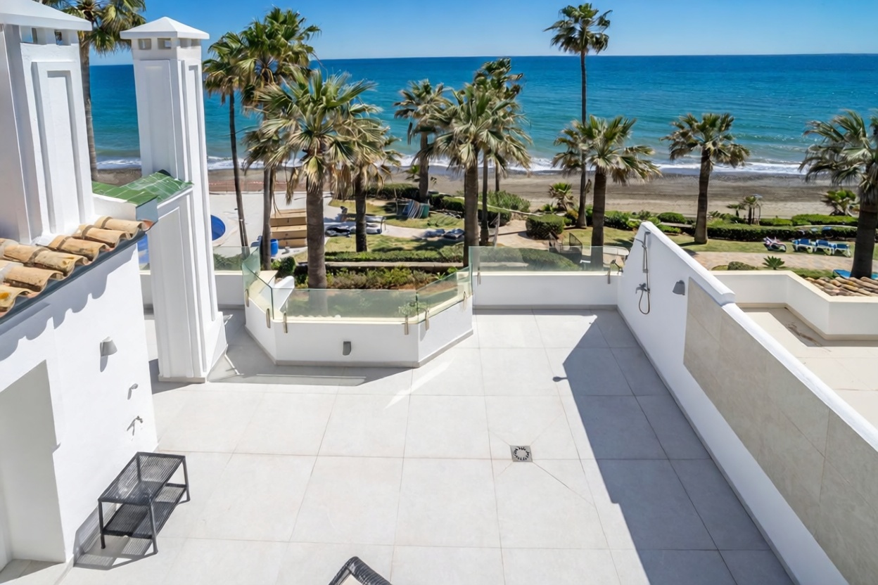 Ático à venda em primeira linha de mar em Estepona