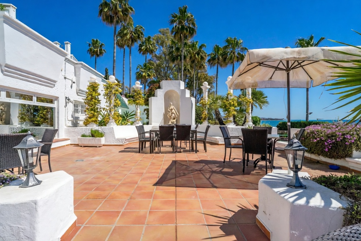 Ático en venta en primera línea de mar en Estepona — Terraza mar