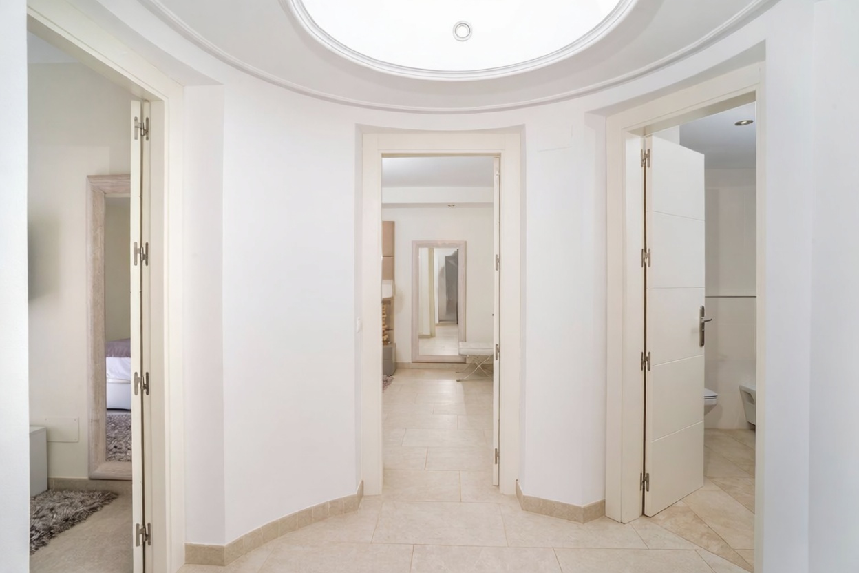 Ático en venta en primera línea de mar en Estepona — Salón