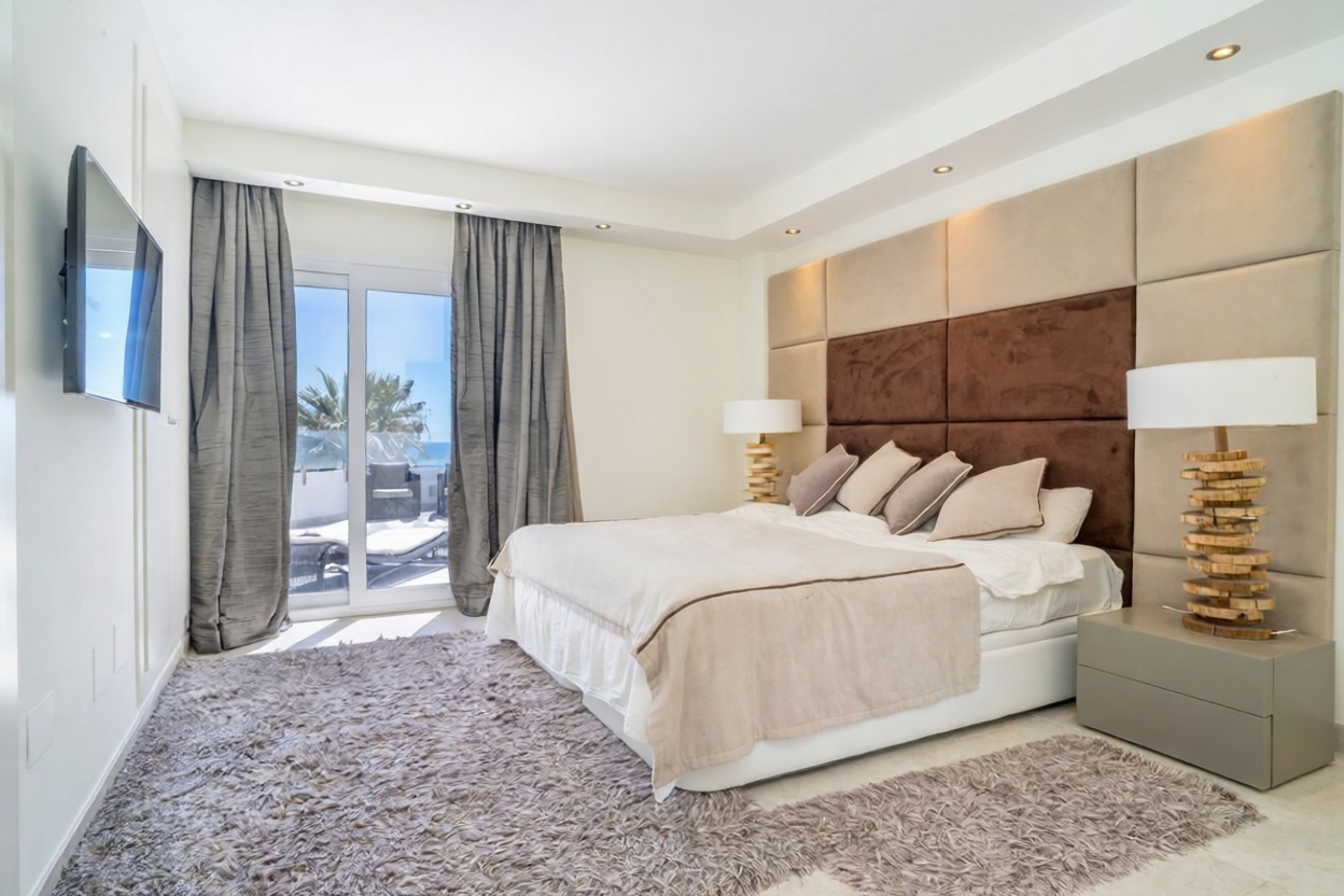 Ático en venta en primera línea de mar en Estepona — Dormitorio